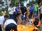 Jenazah-saat-di-evakuasi-dari-pinggiran-pantai-Anoi-Itam.jpg