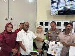 Kalapas-Perempuan-Sigli-Yuliana-bersama-petugas-memperlihatkan-narkotika-jenis-sabu.jpg
