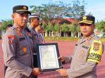 Kapolres-Aceh-Tamiang-AKBP-Muhammad-Yanis-menyerahkan-piagam-penghargaan.jpg