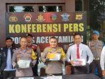 Kapolres-Aceh-Tamiang-AKBP-Muliadi-tengah-menunjukkan-kokain-yang-diamankan-dari-tersangka-M.jpg