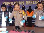 Kapolres-Luwu-AKBP-Arisandi-mengangkat-barang-bukti-kepemilikan-sabu.jpg