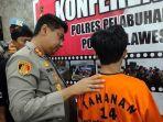 Kapolres-Pelabuhan-Makassar-AKBP-Yudi-Frianto-saat-menginterogasi-pelaku-MF.jpg