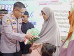 Kapolres-Pidie-AKBP-Imam-Asfali-menyerahkan-sembako-kepada-warga-kurang-mampu.jpg