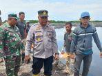 Kapolsek-Bendahara-AKP-Tarmidi-ikut-mengevakuasi-jasad-korban-dari-tambak.jpg