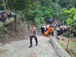 Kapolsek-Kejuruan-Muda-Iptu-Aulia-Budiman-saat-melakukan-evakuasi-jasad-ditemukan-di-alur-sungai.jpg