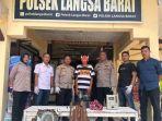 Kapolsek-Langsa-Barat-memperlihatkan-tersangka-MA-dan-barang-bukti-yang-dicurinya.jpg