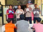 Kapolsek-Langsa-Barat-saat-mengintrogasi-terduga-pelaku-maisir.jpg