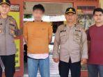 Kapolsek-Langsa-Timur-memperlihatkan-tersangka-MY-anak-pemilik-kos.jpg