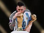 Kapten-Argentina-Lionel-Messi-mencium-Trofi-Piala-Dunia.jpg