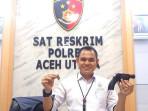 Kasat-Reskrim-AKP-Dr-Bustani-SH-MH-MSM-memperlihatkan-barang-bukti-senpi.jpg