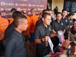 Kasat-Reskrim-Polres-Aceh-Utara-memperlihatkan-barang-bukti-yang-diamankan.jpg