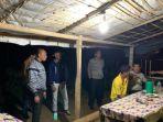 Kasat-Reskrim-Polres-Agara-datang-ke-kedai-tuak-tempat-kasus-penikaman-terjadi.jpg