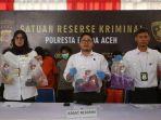Kasat-Reskrim-Polresta-Banda-Aceh-menunjukkan-barang-bukti-kasus-kekerasan-seksual.jpg