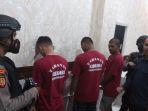 Kasat-Resnarkoba-Polres-Nagan-Raya-memperlihat-kepada-awak-media-tiga-tersangka-kasus-narkoba.jpg
