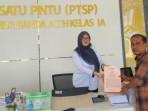 Kasi-Pidsus-Kejaksaan-Negeri-Lhokseumawe-Edwardo-melimpahkan-perkara-dugaan-korupsi-Rusunawa.jpg