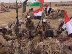 Kelompok-militan-Houthi-berkumpul-saat-manuver-militer-di-dekat-Kota-Sanaa-Yaman.jpg