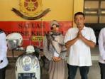 Keluarga-wanita-tersebut-memiliki-keterbelakangan-mental-saat-menyampaikan-permintaan-maaf.jpg