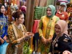 Ketua-Umum-Dewan-Kerajinan-Nasional-Dekranas-Selvi-Ananda-mengunjungi-stan-Provinsi-Aceh.jpg