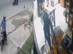 Kolase-foto-tangkapan-layar-seorang-pria-berhelm-Ojol-mencuri-handphone.jpg