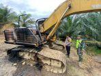 Kondisi-ekskavator-yang-dibakar-OTK-di-HGU-PT-MPLI-sudah-dipasangi-police-line.jpg
