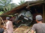 Kondisi-minibus-yang-ringsek-menghantam-warung-hingga-hancur-di-Aceh-Tamiang.jpg