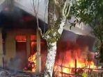 Kondisi-rumah-warga-yang-dilalap-api-di-Desa-Alue-Raya-Samatiga-Kabupaten-Aceh-Barat-terbakar.jpg