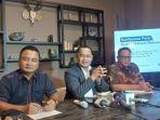 Kuasa-hukum-Ridwan-Kamil-Heribertus-Hartojo-kiri-bersama-dengan-timnya.jpg