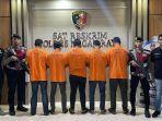 Lima-tersangka-kasus-pencurian-besi-PLTU-34-saat-diamankan-Polres-Nagan-Raya.jpg