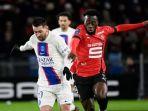 Lionel-Messi-kiri-berduel-dengan-Arnaud-Kalimuendo-dalam-laga-pekan-ke-19-Liga-Perancis.jpg