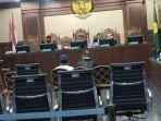 Lukas-Enembe-Ikut-Sidang.jpg