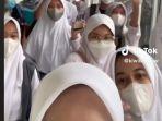 Mahasiswa-UGM-mengenakan-seragam-SMA.jpg
