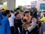 Mahasiswa-melakukan-aksi-demonstrasi-terkait-hilangnya-minyak-goreng-berakir-ricuh.jpg