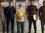 Mantan-Kepala-Badan-Pengelolaan-Keuangan-Daerah-BPKD-Lhokseumawe-serahkan-diri-ke-Jaksa.jpg
