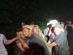 Masyarakat-mengevakuasi-sopir-dan-penumpang-truk-korban-kecelakaan-tunggal.jpg