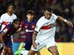 Mbappe-Menendang-Bola.jpg