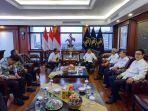 Menteri-Hukum-Supratman-Andi-Agtas-bersama-jajaran-PMI-2024-2029-Kubu-Jusuf-Kalla.jpg