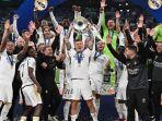 Momen-Toni-Kroos-bersama-skuad-Real-Madrid-mengangkat-trofi-juara-Liga-Champions-20232024.jpg