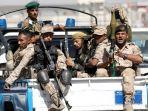 PASUKAN-Houthi-menumpang-di-bak-truk-polisi.jpg