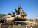Para-tentara-Israel-berdiri-di-atas-tank.jpg