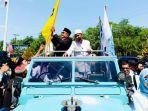 Pasangan-Om-Bus-Tu-Sop-Keduanya-tiba-di-KIP-menggunakan-mobil-jeep-bak-terbuka-warna-biru.jpg