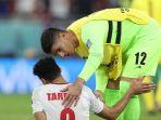 Payam-Niazmand-12-menghibur-Mehdi-Taremi-9-usai-laga-terakhir-Grup-B-Piala-Dunia-2022.jpg
