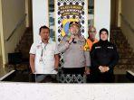 Pelaku-dukun-pijat-cabul-mengunakan-baju-tahanan-saat-berada-di-Polres-Sumenep.jpg