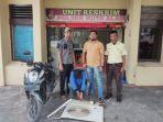 Pelaku-saat-diamankan-bersama-barang-bukti-di-Mapolsek-Kuta-Alam.jpg