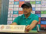 Pelatih-Kepala-Sriwijaya-FC-Jafri-Sastra-memberikan-keterangan-dalam-konferensi-pers-di-Banda-Aceh.jpg