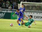 Pemain-Persiraja-Banda-Aceh-dan-PSMS-Medan-tampak-berebut-bola.jpg