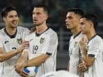 Pemain-Timnas-Indonesia-Kevin-Diks-berbicara-dengan-Thom-Haye.jpg