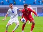 Pemain-Timnas-U20-Indonesia-Evandra-Florasta-berduel-dengan-pemain-Uzbekistan.jpg