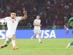 Pemain-timnas-Indonesia-Ragnar-Oratmangoen-berebut-bola.jpg
