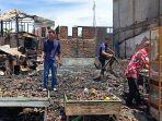 Pemilik-kios-yang-terbakar-di-Aceh-Timur-mulai-membersihkan-puing-puing-kebakaran.jpg