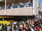 Penggemar-penyerang-klub-Al-Nassr-Cristiano-Ronaldo-berkumpul-di-luar-hotel-tim-di-Teheran.jpg